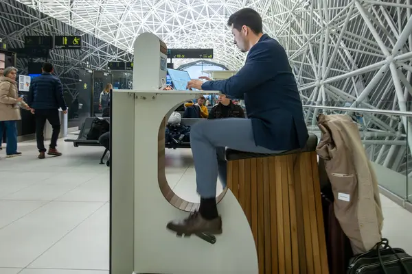 Zagreb, Hırvatistan 28 Mart 2025 Franjo Tudman Havaalanı 'ndaki bir yolcu elektronik cihazını çalıştırmak için elektrikli bisiklet kullanıyor.