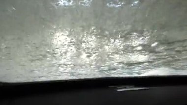 Stockholm, İsveç Otomatik oto yıkamadan bir araba geçiyor