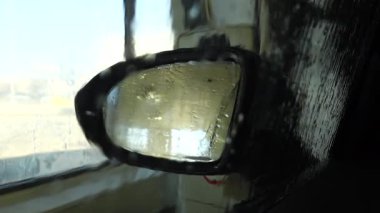 Stockholm, İsveç Otomatik oto yıkamadan bir araba geçiyor