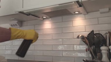 Stockholm, İsveç 'te bir adam ev mutfağında ve hava filtresinde indüksiyon sobası temizliyor.. 