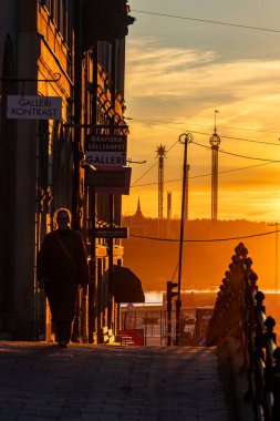 Stockholm, İsveç 2 Nisan 2025 Hornsgatan 'da şafakta yürüyen bir yaya..