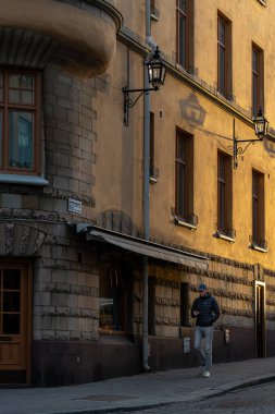 Stockholm, İsveç 2 Nisan 2025 Sodermalm Adası 'ndaki Svartensgatan' da bir kişi yürüyor..