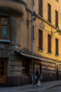 Stockholm, İsveç 2 Nisan 2025 Sodermalm Adası 'ndaki Svartensgatan' da bir kişi yürüyor..