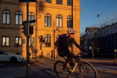 Stockholm, İsveç 3 Nisan 2025 Hantverkargatan 'da sabah erken saatlerde bir bisikletçi gezintiye çıkıyor..