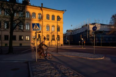 Stockholm, İsveç 3 Nisan 2025 Hantverkargatan 'da sabah erken saatlerde bir bisikletçi gezintiye çıkıyor..