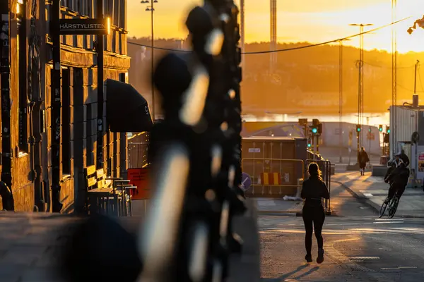 Stockholm, İsveç 2 Nisan 2025 Şafakta Hornsgatan 'da bir koşucu.