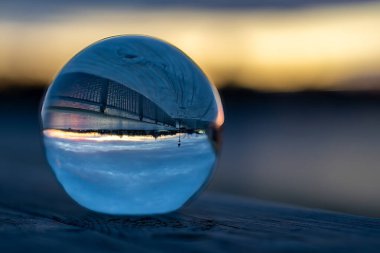 Stockholm, İsveç Slussen bölgesi ve Baltık Denizi 'nin kristal küre manzarası.