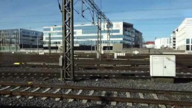 Helsinki, Finlandiya Merkez Tren İstasyonu 'na giren bir yolcu treni manzarası. 