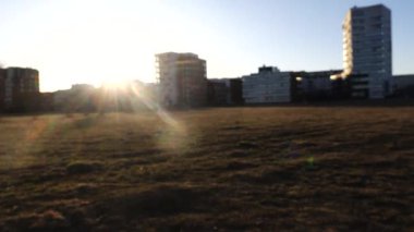 Helsinki, Finlandiya Majstad banliyösünde ve Majstad parkında gün batımında konut binaları.