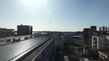 Helsinki, Finlandiya Majstad banliyösünde ve Majstad parkında gün batımında konut binaları.