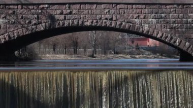 Helsinki, Finlandiya Gammelstaden bölgesinde Vantaa Nehri üzerinde bir şelale. 