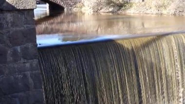 Helsinki, Finlandiya Gammelstaden bölgesinde Vantaa Nehri üzerinde bir şelale. 