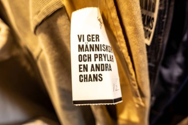 Stockholm, İsveç 9 Nisan 2025 Stockholms Stadsmission 'da ikinci el giyim derneği insanlara ikinci bir şans verdiğimizi söylüyor..