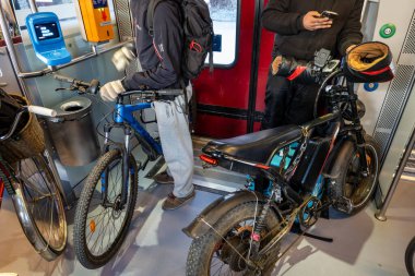 Helsinki, Finlandiya 10 Nisan 2025 Bir banliyö trenine binen insanlar.