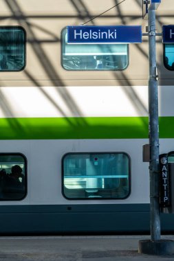 Helsinki, Finlandiya 10 Nisan 2025 Helsinki Merkez İstasyonu 'nda bir banliyö treni ve Helsinki için imza günü.