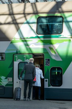 Helsinki, Finlandiya 10 Nisan 2025 Helsinki Merkez İstasyonu 'ndan banliyö trenine binen bir çift.