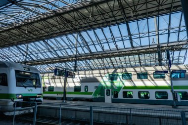 Helsinki, Finlandiya 10 Nisan 2025 Helsinki Merkez İstasyonunda banliyö trenleri.
