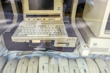 Helsinki, Finlandiya 11 Nisan 2025 Eski bilgisayar ve bilgisayar fareleri olan bir bilgisayar mağazası vitriniName.