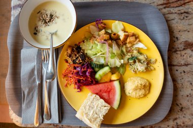 Helsinki, Finlandiya Salata, ekmek, karpuz, humus ve çorbalı kafeterya tepsisi.