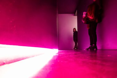 Helsinki, Finlandiya 12 Nisan 2025 Çağdaş Sanat Kiasma Müzesi 'ndeki bir galeride mor zemin ışıklandırması.