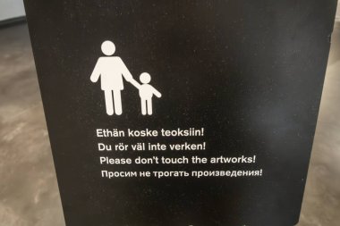 Helsinki, Finlandiya 12 Nisan 2025 Çağdaş Sanat Müzesi 'ndeki sanat eserlerine dokunmayın diyen bir tabela..