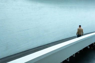 Helsinki, Finlandiya 12 Nisan 2025 Çağdaş Sanat Müzesi 'nde bir adam rampada yürüyor..