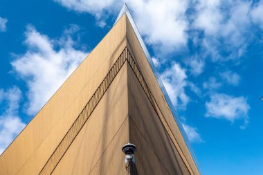 Helsinki, Finlandiya Oodi Halk Kütüphanesi 'nin açısal dış cephesi.