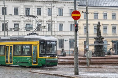 Helsinki, Finlandiya 12 Nisan 2025 Şehir merkezindeki Norra Esplanaden caddesinde 9 numaralı tramvay.