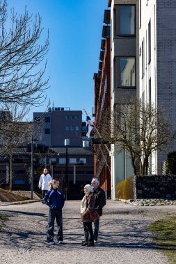 Helsinki, Finlandiya 12 Nisan 2025 Modern ve çağdaş Majstad bölgesinde yürüyen yayalar.