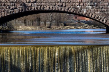 Helsinki, Finlandiya Gammelstaden bölgesinde Vantaa Nehri üzerinde bir şelale.