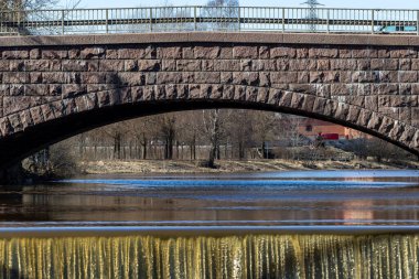 Helsinki, Finlandiya Gammelstaden bölgesinde Vantaa Nehri üzerinde bir şelale.