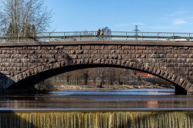 Helsinki, Finlandiya Gammelstaden bölgesinde Vantaa Nehri üzerinde bir şelale.