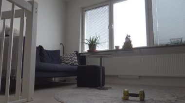 Stockholm, İsveç Bir adam oturma odasında sabah egzersizleri ve jimnastik yapıyor. 