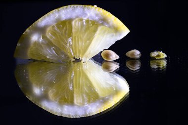 Stockholm, İsveç Limon tohumlu bir dilim limon aynaya yansıyor.