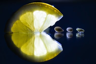 Stockholm, İsveç Limon tohumlu bir dilim limon aynaya yansıyor.