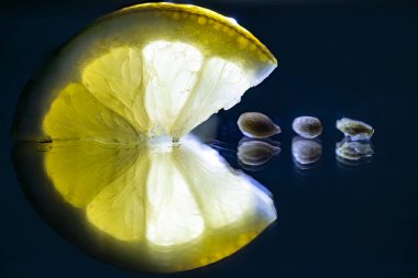 Stockholm, İsveç Limon tohumlu bir dilim limon aynaya yansıyor.