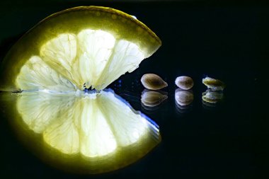 Stockholm, İsveç Limon tohumlu bir dilim limon aynaya yansıyor.