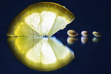 Stockholm, İsveç Limon tohumlu bir dilim limon aynaya yansıyor.