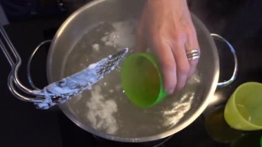 Stockholm, İsveç Bir aşçı kaynar suda haşlanmış yumurta yapar. 