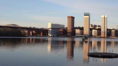 Stockholm, İsveç Liljeholmskajen bölgesindeki modern yerleşim yerlerinin manzarası.