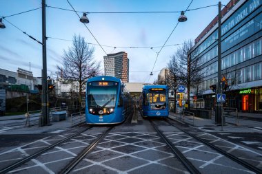 Stockholm, İsveç. Hammarby Sjostad bölgesindeki Hammarby Alle 'de mavi bir tramvay ya da Tvarbana..