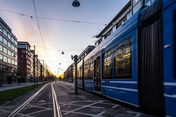 Stockholm, İsveç. Hammarby Sjostad bölgesindeki Hammarby Alle 'de mavi bir tramvay ya da Tvarbana..