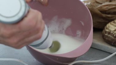 Stockholm, İsveç Bir insan çırpıcıyla yumurta beyazı çırpar. 
