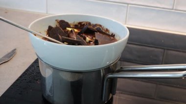 Stockholm, İsveç çikolatası ve tereyağı tencerenin üstünde eriyor.. 