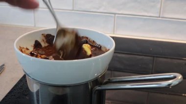 Stockholm, İsveç çikolatası ve tereyağı tencerenin üstünde eriyor.. 