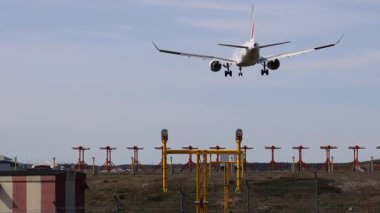 Stockholm, İsveç Bir ticari yolcu uçağı güneşli bir günde Arlanda havaalanına indi.
