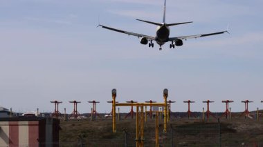 Stockholm, İsveç Bir ticari yolcu uçağı güneşli bir günde Arlanda havaalanına indi.
