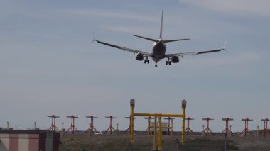 Stockholm, İsveç Bir ticari yolcu uçağı güneşli bir günde Arlanda havaalanına indi.
