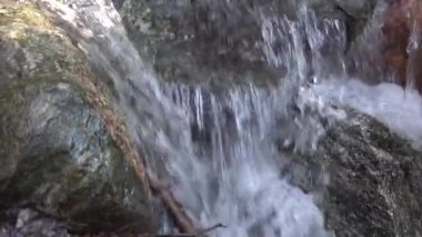 Stockholm, İsveç Halka açık bir parkta küçük bir şelale. 