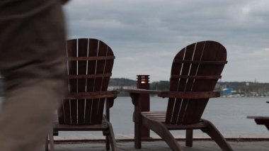 Stockholm, İsveç Alacakaranlıkta bir çift tahta sandalyede oturup Malaren Gölü 'ne bakıyorlar.. 